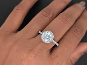 Bague de Fiançailles et de Promesse de Luxe en Or Blanc 14K Massif avec Diamant de Laboratoire Taillé de 2,30 Carats, Sertie en Halo à Griffes, Clarté VVS1-VVS2, Certifiée IGI - Product Image 4