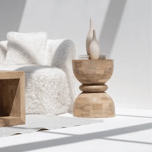 Table d'appoint en bois de manguier Vandana Orion Elara Hourglass, meuble d'appoint sculpté moderne - Product Image 1