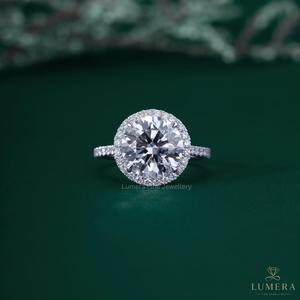 Bague de fiançailles de luxe en or blanc 18 carats avec halo de diamants ronds de 4,5 carats, bande pavée, diamant de laboratoire, pour femme - Product Image 1