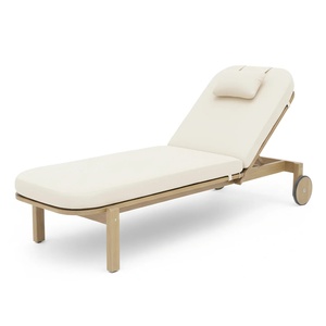 Chaises longues de luxe Kawila modernes en teck massif, finition naturelle de haute qualité, avec coussin pour usage extérieur en hôtel - Product Image 1