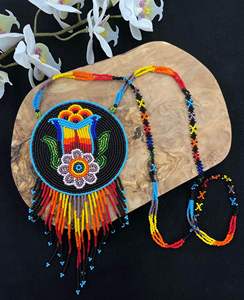 Ensemble collier et boucles d'oreilles modernes, conçu pour un style chic décontracté et des tenues habillées. - Product Image 5