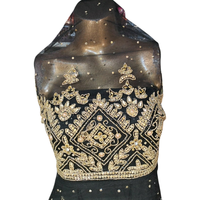Robe en soie africaine noire élégante avec broderie et foulard, un chef-d'œuvre de luxe respirant pour les mariages féminins toutes saisons