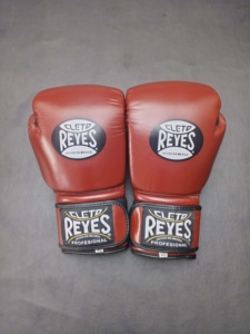 Guantes de Boxeo Cleto Reys de Cuero PU - Profesionales, Transpirables, Impermeables, Ligeros, con Cierre de Tirón, Personalizables - Product Image 3