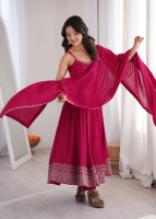 TENNECY Ensemble Anarkali et Dupatta en Tissu Chanderi Réversible avec Broderie, Coupe Évasée Longue, Infroissable, et Pantalon Assorti
