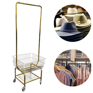 Expositor de Ropa Metálico Dorado Moderno y Resistente con Cesta para Boutique, Hotel o Lavandería - Product Image 1