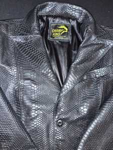 Veste en cuir noire pour homme CHAMP KING, col rabattu, simple boutonnage, coupe ajustée, motif serpent embossé - Product Image 3