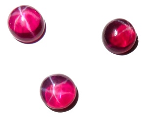 Rubis étoilé transparent rond 10x10 mm 6 carats, cabochon poli créé en laboratoire avec effet étoile à 6 branches pour la fabrication de bijoux - Product Image 6