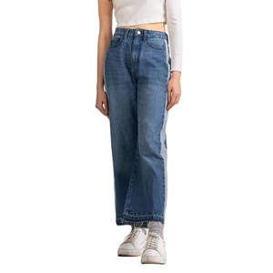 Jean femme taille haute, coupe capri, ourlet effiloché, en denim, mode été - Product Image 2