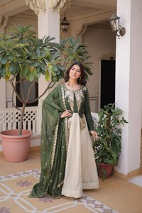 Spécial Mois de l'Eid : Magnifique robe pakistanaise de soirée, style col rond, richement brodée de sequins, en Georgette de soie et fausse fourrure réversible - Product Image 2