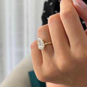 Anillo Solitario de Diamante Cultivado en Laboratorio de 4 Quilates, Corte Pera Alargado, Engaste Bajo, Oro de 18k, 5 Puntas, para Exportación al por Mayor - Product Image 4