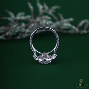 Bague de fiançailles de luxe en or blanc avec moissanite taille coussin, bande pavée de diamants et halo caché, bijoux de mariée pour femme - Product Image 6