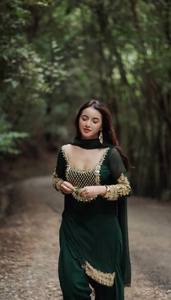 Suministro al por mayor: Conjunto de traje Patiala con top de crepé natural de diseño elaborado para mujer, ideal para bodas y festivales, disponible al por mayor. - Product Image 5