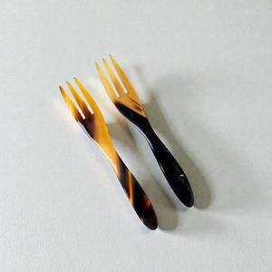 Cuillère en corne de buffle naturelle et polie, idéale pour servir des épices, des condiments ou pour une utilisation décorative à table. Lot de 4 pièces. - Product Image 3