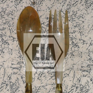 Ensemble de serveurs à salade en corne naturelle polie, faits à la main, avec élégantes cuillères en corne pour accessoires de table de souvenir - Product Image 4