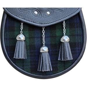 Sporran en cuir noir de qualité supérieure, tartan vert et bleu, avec rabat orné de clous celtiques et trois pompons, kilt écossais traditionnel - Product Image 3