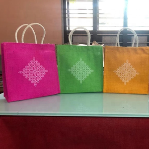 Bolsas de Yute con Estampado Kolam en Contraste para Regalos, Bolsas Thamboolam, Regalos de Boda, Bolsa de Almuerzo Multicolor 10*9*4 Pulgadas - Product Image 1