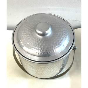 Seau de rangement moderne en métal martelé argenté pour tuyau d'arrosage avec couvercle, support d'eau portable pour extérieur - Product Image 1