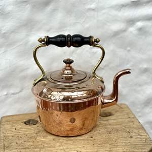 Tetera de Cobre Vintage Hecha a Mano con Asa Floral de Madera para Amantes del Té y Decoración de Mesa de Comedor de Lujo - Product Image 1