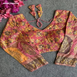 เสื้อไหมโดลาคุณภาพสูง แท้ 100% พร้อมลายทอหลากสีและลายปักดิ้นทอง คอวีบุฟองน้ำ แขน 3/4 คอลเลคชั่นเสื้อขายส่ง - Product Image 1