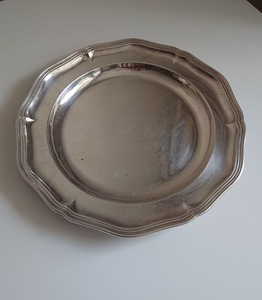 Bandeja Redonda Plateada con Grabado Floral Intrincado, Diseño Decorativo Tradicional, Borde Enmarcado - Product Image 4