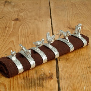 Anneau de serviette en métal argenté en forme de plusieurs animaux, idéal pour la décoration de table de restaurants et d'hôtels haut de gamme, provenant d'Inde. - Product Image 1