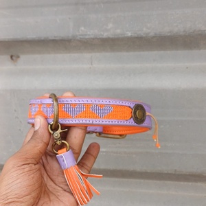 Collier pour chien fait main en perles, motif cœur violet et orange, en cuir réglable avec pompon - Product Image 1