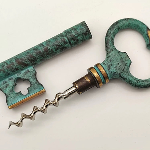 Ouvre-bouteille en forme de clé de style vintage, design antique, accessoire de comptoir de bar, parfait pour un service de boissons rapide et fluide - Product Image 1