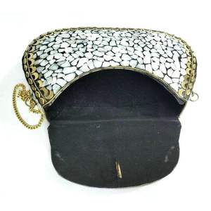 RR ENTERPRISES Pochette pour femme en métal antique de style classique, fabriquée à la main, accessoire de mode avec touche de cristal, Inde - Product Image 4