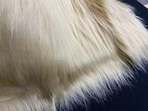 Tissu en fausse fourrure de luxe beige à poils longs de 100 mm en acrylique et polyester, haute qualité Thaïlande - Product Image 3