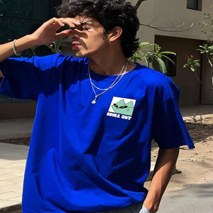 เสื้อยืดแขนสั้นสีน้ำเงินรอยัลสำหรับผู้ชาย โลโก้ด้านหลัง ทรงลำลอง ใส่สบาย ผ้าฝ้ายถัก 100% คอกลม/คอวี ป้องกันขนร่วง แห้งเร็ว - Product Image 3