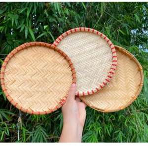 Plateau en bambou naturel du Vietnam avec bordure en rotin tressé à la main pour la présentation d'aliments, de collations, de desserts et la décoration rustique de café. - Product Image 2