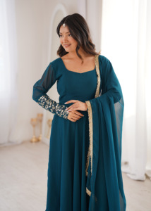 Accesorios de Vestimenta, Ropa Étnica, Otras Prendas Regionales, Kurti con Lentejuelas y Georgette, Pantalón Bordado, Dupatta con Bordes Dorados (HTU 66) - Product Image 4