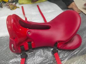 Silla de montar de cuero rojo para equitación de resistencia con doble banda abdominal - Product Image 1