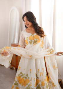 Presentamos el Nuevo Traje Maxi Anarkali de Diseñador en Estilo Elegante y Sencillo con Trabajo Koti en Seda Organza, Sin Arrugas, de Secado Rápido y Reversible - Product Image 4