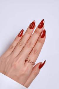 Uñas Postizas Metálicas Doradas con Estampado Rojo Helios, 24 Piezas, Tamaño Mediano, Forma de Almendra, ABS, Marca Personalizada, Certificación MSDS, Uso en Salón de Uñas - Product Image 5