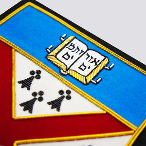 Badges brodés personnalisés légers en fil de métal, fabriqués en usine, avec épingle de sécurité, logo personnalisé, haute qualité, OEM/ODM, vente en gros - Product Image 2