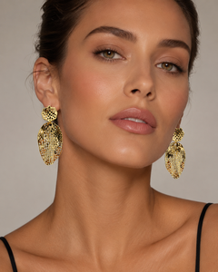 Pendientes de latón con textura de hoja y baño de oro GPC, acabado arenado, diseño de lujo moderno - Product Image 2