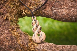 Pendentif en bois artisanal, design en écorce de bouleau naturel, collier avec cordon noir, bijoux en bois artisanal - Product Image 2