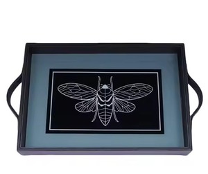 Plateau décoratif rectangulaire en métal avec motif géométrique bleu et bordure argentée, design moderne pour la présentation sur la table du salon - Product Image 4