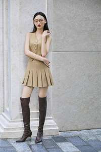 Chaleco de sarga americana para mujer, cuello en V, abotonado, teñido liso, estilo estructurado para oficina KA11 Hecho en Vietnam - Product Image 6