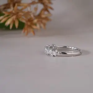 Elegante anillo de media eternidad con diamantes talla marquise y redondos en oro blanco para mujer, regalo de lujo para novia, compromiso o aniversario. - Product Image 6