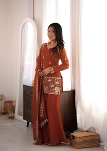 Conjunto de Kurta, Pantalón y Dupatta Royal Crunchy Silk con Bordado de Seda y Lentejuelas Jari - Product Image 2