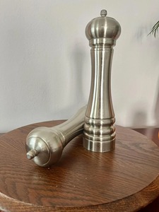 Salières et poivrières élégantes en métal, idéales pour la maison et l'hôtellerie, parfaites pour l'assaisonnement quotidien et la présentation de table, en provenance d'Inde. - Product Image 2