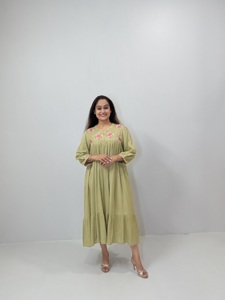 เสื้อคลุมยาวปักลายสีเขียว คอวี แขนสามส่วน ทรงปกติ ผ้าออร์แกนซ่าฝ้ายทอเนื้อดี ระบายอากาศได้ดี เหมาะสำหรับฤดูร้อน - Product Image 2