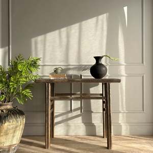 Petite console en bois massif antique, table de canapé étroite rustique vintage, meuble d'entrée en bois vieilli pour salon, chambre et salle à manger - Product Image 1