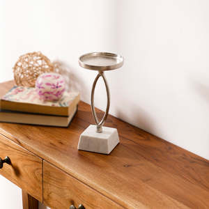 Ensemble de deux porte-bougies en aluminium argenté avec base en marbre blanc, élégants supports à bougies en métal pour table à manger - Product Image 3