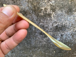 Cuillère à salade en corne naturelle, nouveau design, cuillère à thé traditionnelle à long manche, finition miroir, cuillère de service en corne naturelle pour la maison - Product Image 1