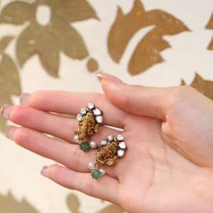 Excepcionales Pendientes Gajaah de Plata de Ley 925 con Baño de Oro de Ganesh Ji para Mujer, Conjunto de Pendientes para Boda, Compromiso o Fiesta con Perla Atemporal - Product Image 2