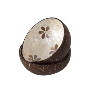 Célébrez l'artisanat des artisans qualifiés avec cette belle coupelle en noix de coco et nacre, un compagnon charmant pour vos surfaces. - Product Image 2