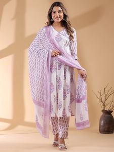 Conjunto de traje Anarkali de diseño para mujer, con estampado floral lila y blanco, kurta larga acampanada, pantalones estampados a juego y dupatta, estilo étnico indio. - Product Image 1